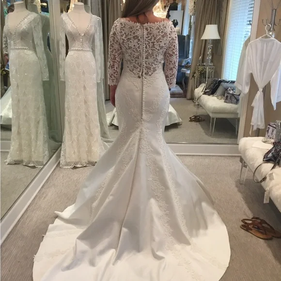 Elegant Lace Wedding Dress in Cream - Picture 2 of 3